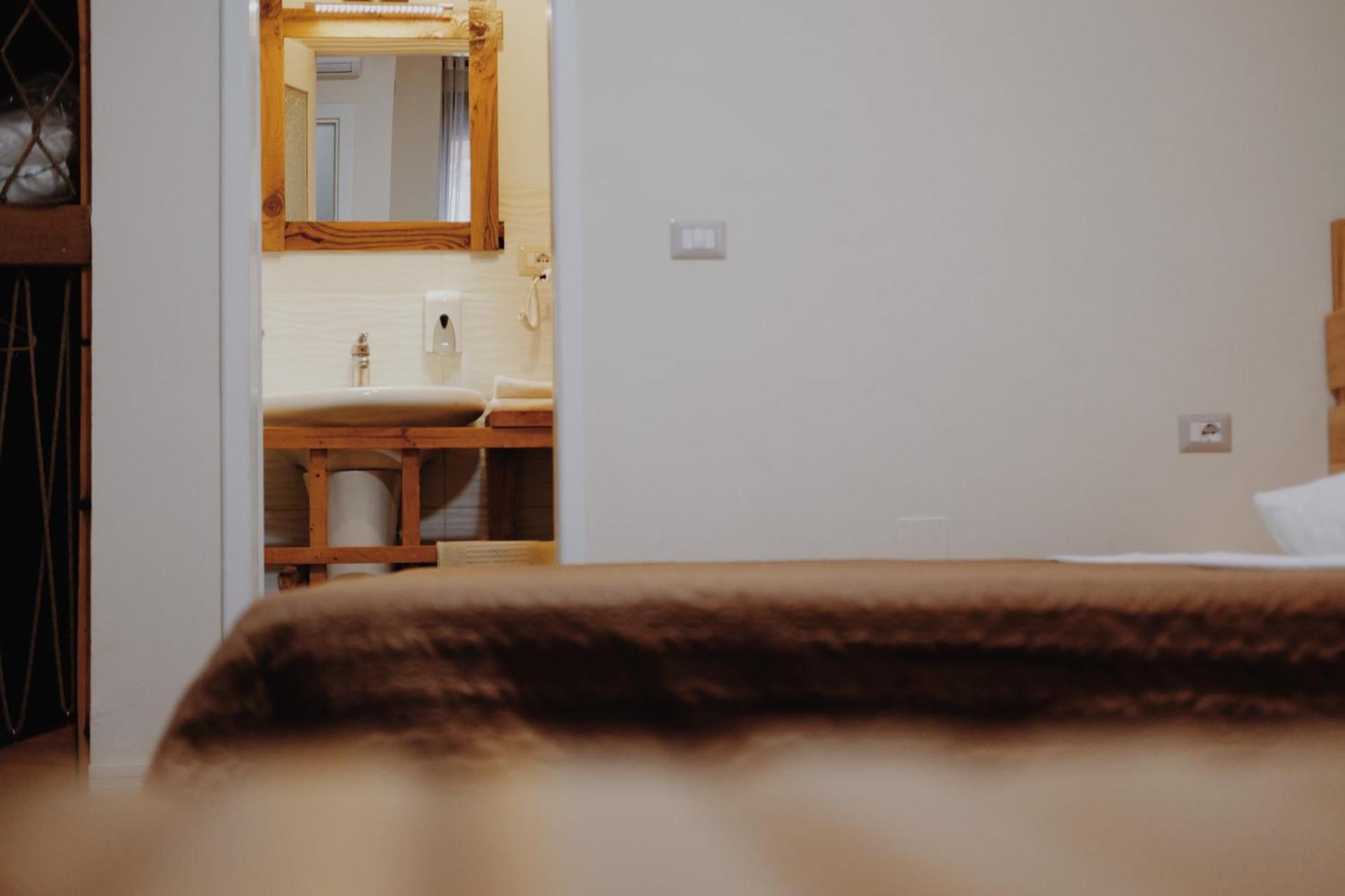 At Pikotiko'S - Korca City Rooms For Rent Exterior photo