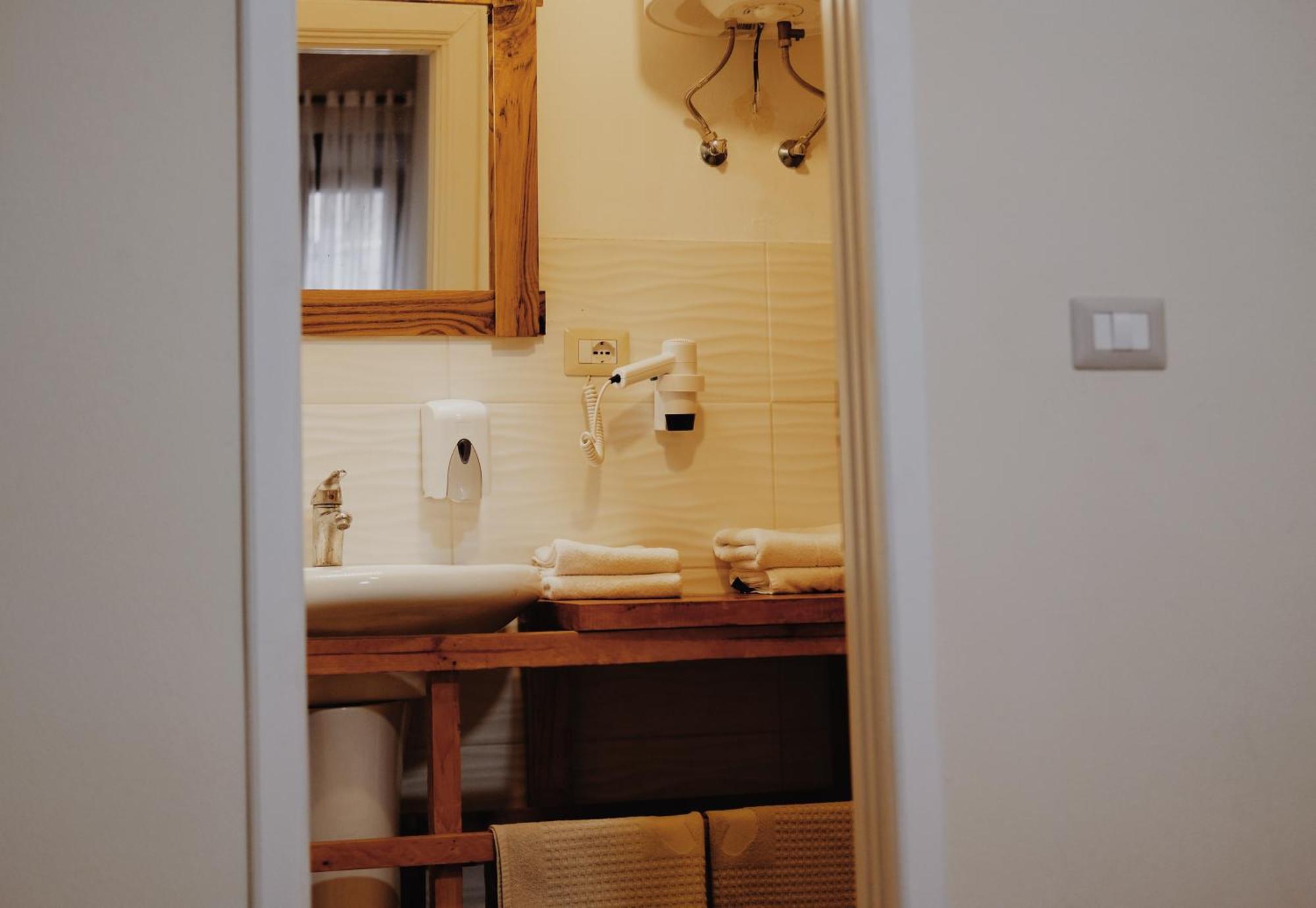 At Pikotiko'S - Korca City Rooms For Rent Exterior photo
